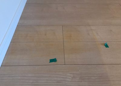 フローリング　表面に黄色いシミ　着色塗装リペア補修　BA220422