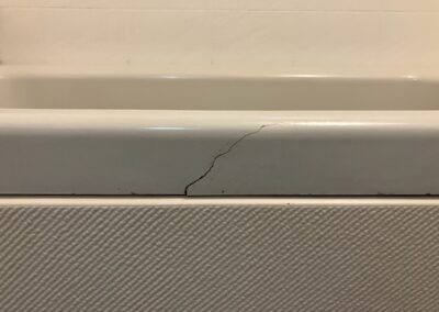 FRP浴槽　フランジひび割れ破損部　FRP樹脂加工・部分再生・リペア補修　BA241216