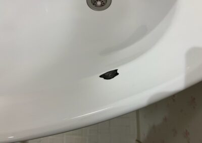洗面台（ホーロー製）表面破損部　欠けキズ・剥がれ　樹脂加工/鏡面加工・部分再生・リペア補修　BA250426