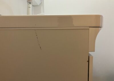 洗面台　サイドパネル　引きキズ　樹脂パテ充填加工・再生塗装・リペア補修　BA250822