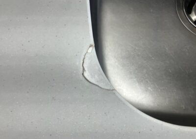 キッチン天板　人工大理石製カウンター　欠け破損部　人工大理石樹脂加工・部分再生・リペア補修　BA250618