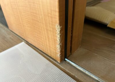 建具・木製ドア　扉表面　ペットかじり跡/キズ欠損/破損部　樹脂加工・部分再生・リペア補修　BA260113