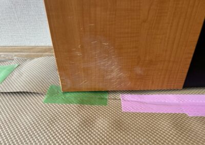 建具・木製ドア　扉表面　ペット引っかき跡/キズ欠損/破損部　樹脂加工・部分再生・リペア補修　BA260114