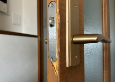 福岡市東区｜交換不要！賃貸マンションのリビングドア木口剥がれを部分再生リペアでキレイに復元！　BA260427
